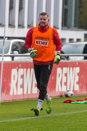 Timo Horn, Stammtorhüter des 1.FC Köln läuft sich am Seitenrand warm