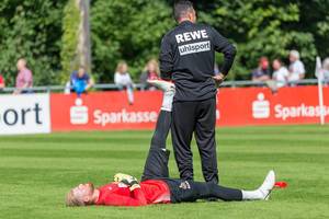 Timo Horn stretching before training