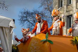 Timo Horn und Dominic Maroh fahren auf dem Präsidentenwagen der Appelsinefunke - Kölner Karneval 2018