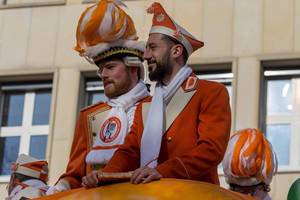 Timo Horn und Dominic Maroh genießen die Fahrt auf dem Präsidentenwagen der Appelsinefunke - Kölner Karneval 2018