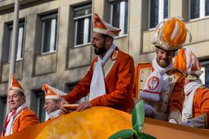 Timo Horn und Dominic Maroh haben sichtlich Spaß beim Rosenmontagszug - Kölner Karneval 2018