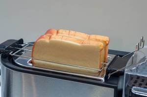 Toastbrot in einem Toaster aus rostfreiem Stahl