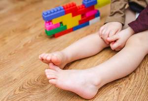 Toddler Feet On The Floor With Playground (Flip 2020)