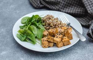 tofu and quinoa with spinach in a plate  (Flip 2019)