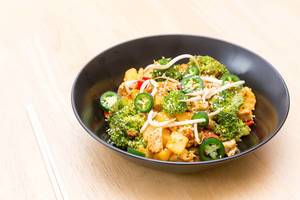 Tofu-Kartoffel-Stir-Fry mit Brokkoli und Sojasprossen