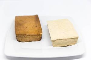 Tofu und Räucher-Tofu auf weißen Teller
