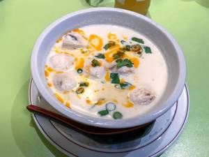 Tom Kaa Phak in Krua Thai Cologne: Vegetarian Coconut-milk-soup with Mushrooms, Alpinia und Lemongrass