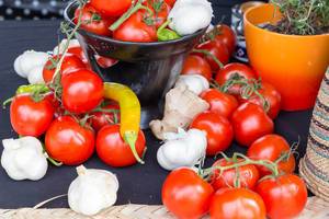 Tomaten, scharfer Paprika und Knoblauch