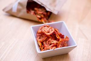 Tomato chips by Dörrwerk in a dish