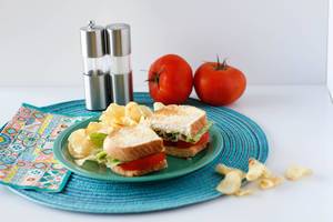 Tomato Sandwich with Chips