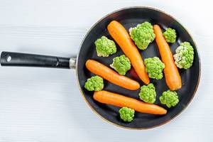 Top view cooking carrots and broccoli in a frying pan (Flip 2019)