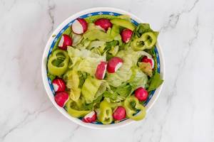 Top view: Gesunder grüner Salat mit frischen Radieschen und Paprika