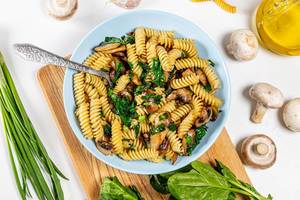Top view of a bowl of pasta, mushrooms and herbs (Flip 2019)