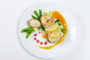 Top view of fish with asparagus, lemon and mango sauce (Flip 2019)