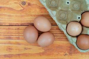 Top-view-of-raw-eggs-in-the-cardboard-box.jpg