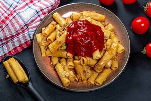 Top-view Pasta mit Hackfleisch und Tomaten sauce in der Bratpfanne