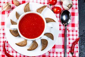 Top view tomato soup with spices and crackers
