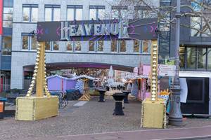 Tor zu Heavenue mit weihnachtlichen Verkaufsständen am Mauritiuswall in Köln