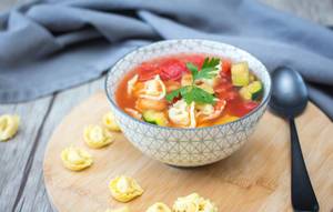 Tortellini-Suppe mit Tomaten und Zucchini