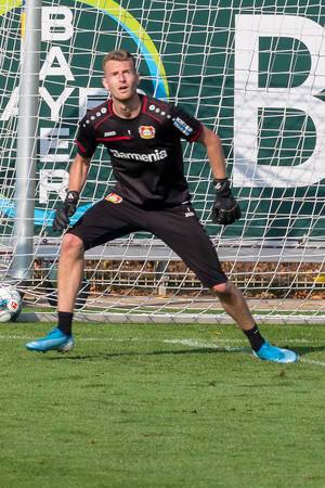 Torwart Lukas Hradecky in Action, während des Fußballtrainings des Bayer 04 Leverkusen