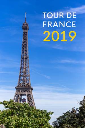 Tour de France 2019 Aufschrift für das berühmteste Fahrradrennen der Welt, neben dem Eiffelturm vor blauem Hintergrund