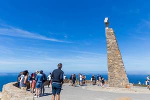 Touristen auf der Aussichtsplattform am Cabo da Rocha