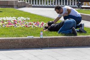 Touristen fotografieren Blumen mit dem Handy