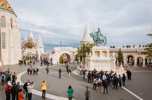 Touristen stehen um die Freiheitsstatue von St. Stephan in der Fischerbastei in Budapest
