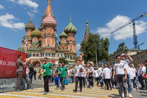Touristen und Fußball-Fans laufen an der Basilius Kathedrale vorbei