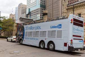 Tourists on sightseeing tour in Chicago, on an open-topper bus with LinkedIn ad