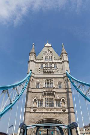 Tower Bridge in London aus einem Sightseeing-Bus fotografiert