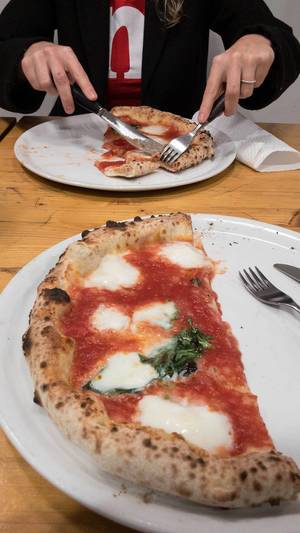 Traditionelle italienische Margherita Pizza im 485 Grad in Köln