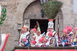 Traditionelle Karnevalsfeier am Rosenmontag in Köln mit dem männlichen Dreigestirn vom Reiter-Korps „Jan von Werth“ an der Severinstorburg