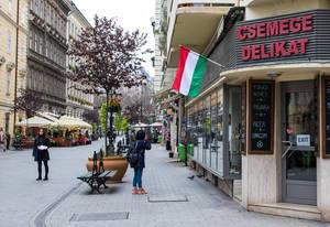 Traditionsreiche Einkaufsstraße mit verschiedenen Geschäften in Budapest, Ungarn