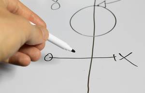 Trainer erklärt die Fußball-Taktik anhand einer Zeichnung