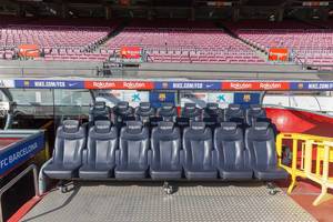Trainerbank des FC Barcelona (Spanien) in Europas größtem Stadion Camp Nou, von Rakuten gesponsert
