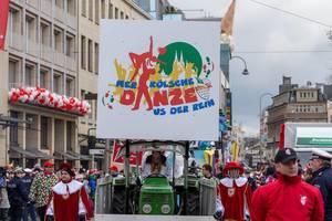 Traktor mit der Aufschrift Mer Kölsche Danze us der Reih - Kölner Karneval 2018