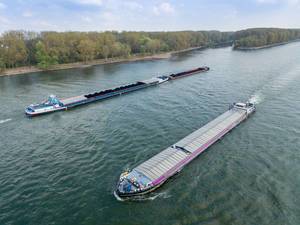Transportschiffe auf dem Rhein an der Siegmündung