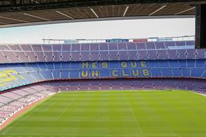 Tribüne und Spielfeld des größten europäischen Fußballstadions Camp Nou in Barcelona, Spanien