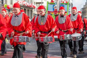 Trommler mit roten Hemden und Mützen beim Rosenmontagszug - Kölner Karneval 2018