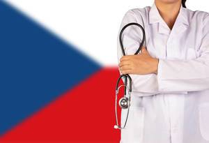 Tschechisches Gesundheitssystem symbolisiert durch die Nationalflagge und eine Ärztin mit Stethoskop in der Hand