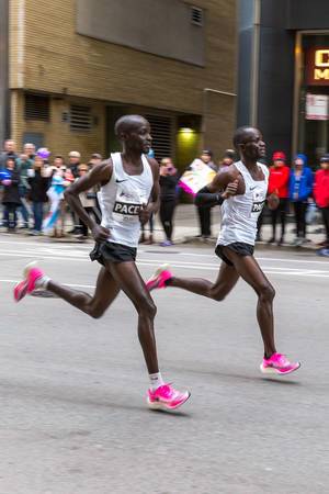 Two pacers running the Chicago Marathon 2019 and wearing Nike ZoomX Vaporfly Next% shoes