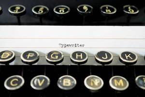 Typewriter - Eine alte Schreibmaschine - Nahansicht auf die Tasten