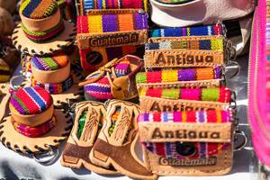 Typische bunte Souvenirs wie Geldbörsen, Boxen und Schuhe aus Antigua, Guatemala