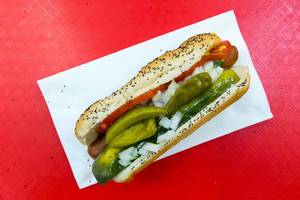 Typisches Chicagoer Hotdog: amerikanischer Senf, gehackte weiße Zwiebeln, Essiggurke, Tomatenscheiben und eingelegte Paprika