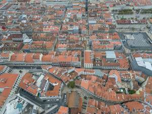 Über den Dächern von Lissabon, Portugal, mit dem Platz Praça da Figueira im Hintergrund (Drohnenfoto)