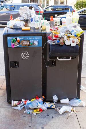 Übervolle Recycling-Mülltonen für Flaschen, Dosen und Papier