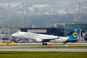 Ukraine International Airlines Embraer Flugzeug startet vom Flughafen Zürich, UR-EME