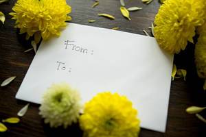 Umschlag mit unbekanntem Sender und Empfänger - mit Blumen als Dekor