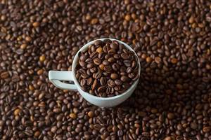 Unbehandelte Samen vor der Zubereitung von koffeinreichen Heißgetränken